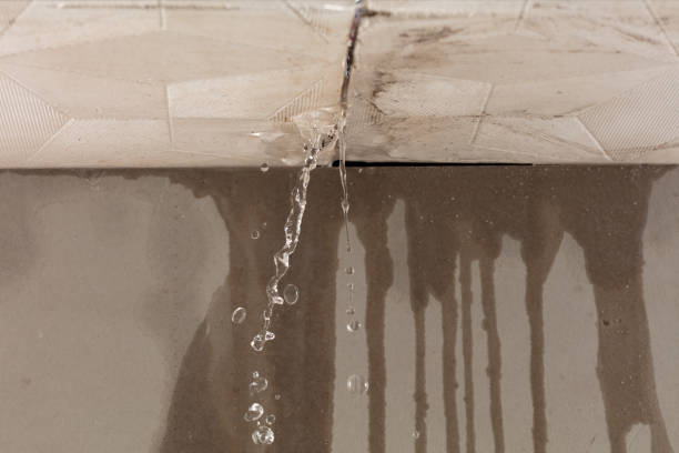 Professional Water Extraction technician working in Kensington, OH